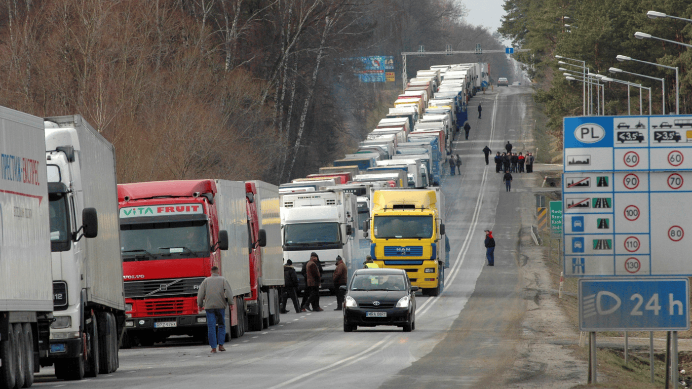 Польские перевозчики перестали блокировать два пункта пропуска с Украиной