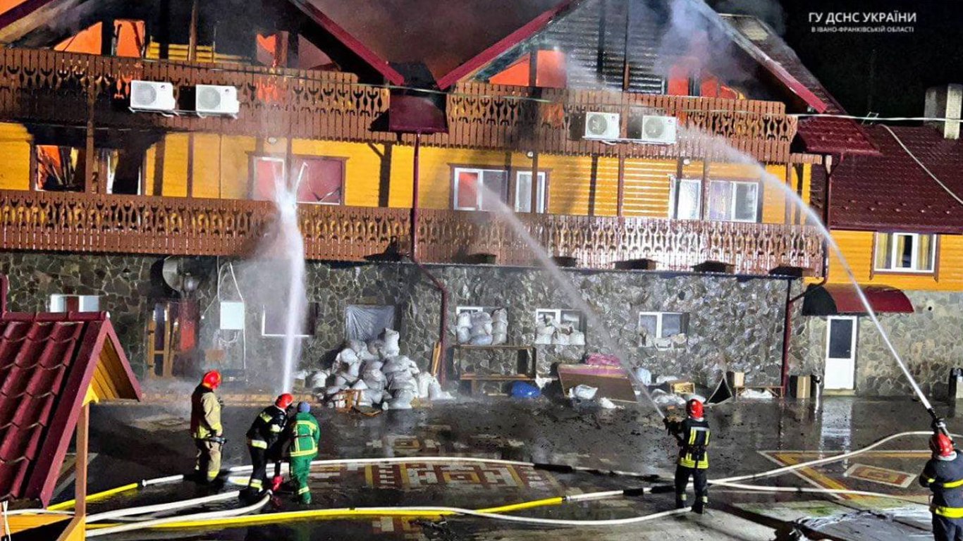 На Прикарпатье сгорел комплекс отдыха: эвакуировали около полутора сотни детей