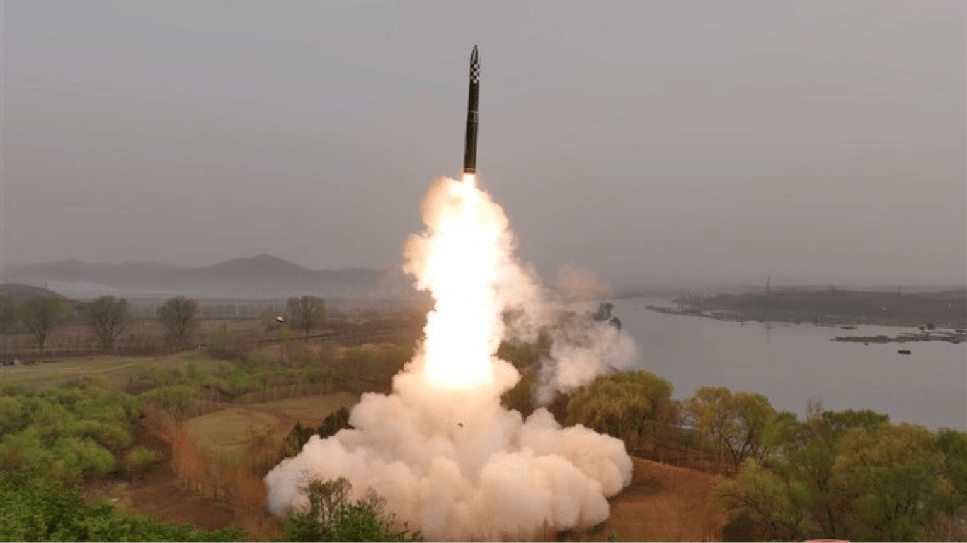 КНДР запустила дві балістичні ракети у бік Японського моря