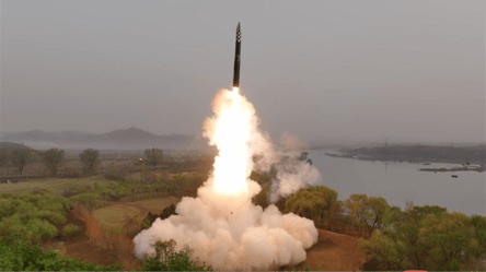 КНДР запустила две баллистические ракеты в сторону Японского моря - 285x160