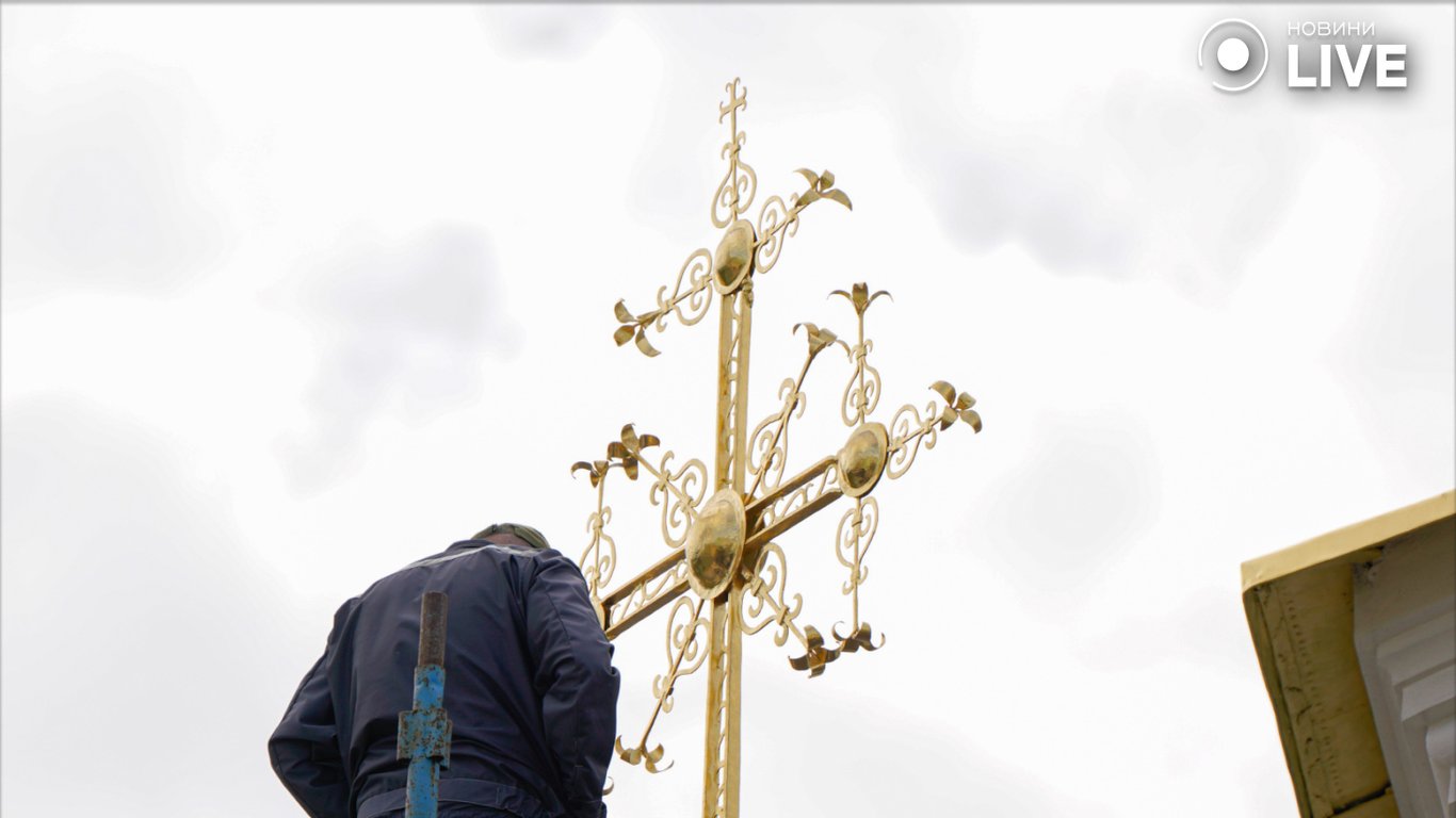 Освячений хрест на Троїцькій церкві в Києві