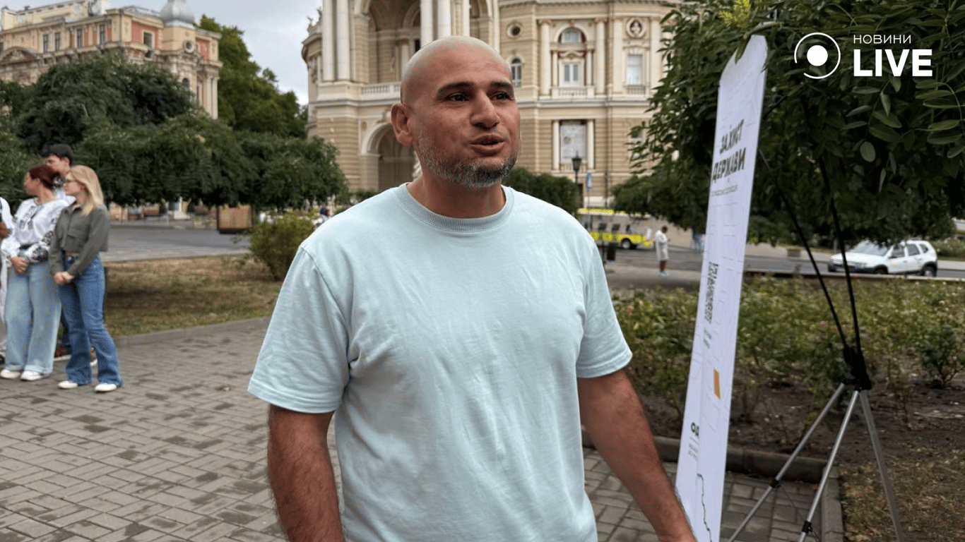 В Одесі біля Оперного з’явилося "Дзеркало Незалежності" - фото 1