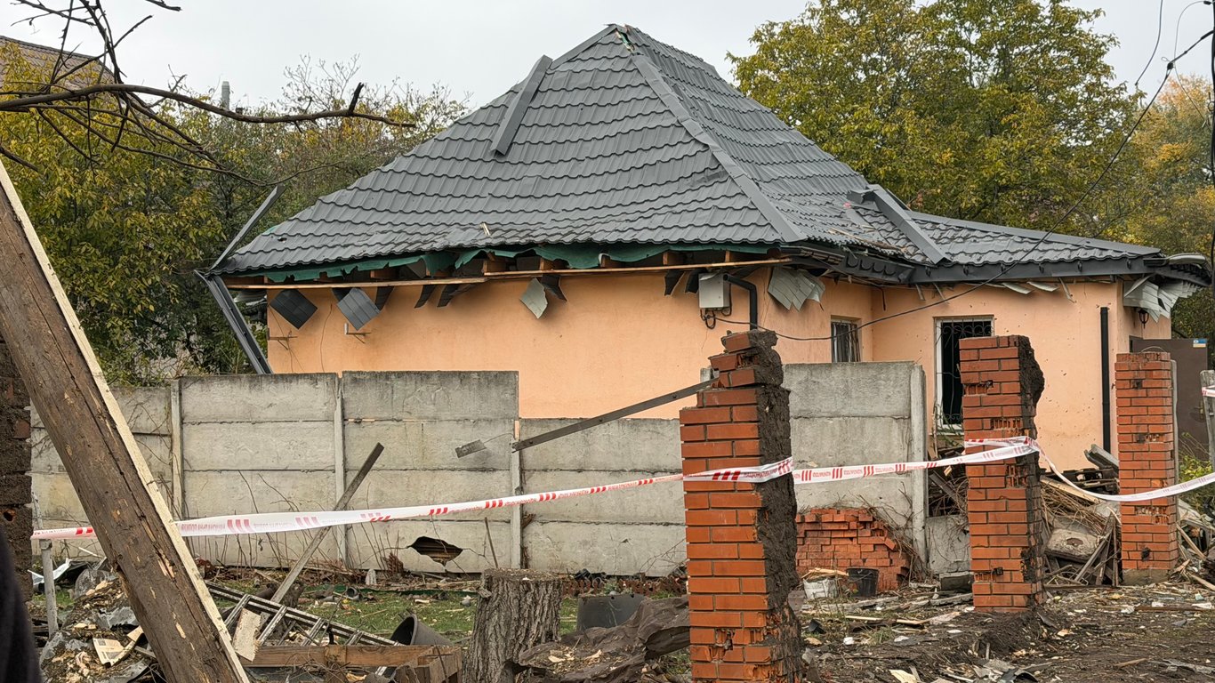 Місце російської атаки в Дніпровському районі Києва