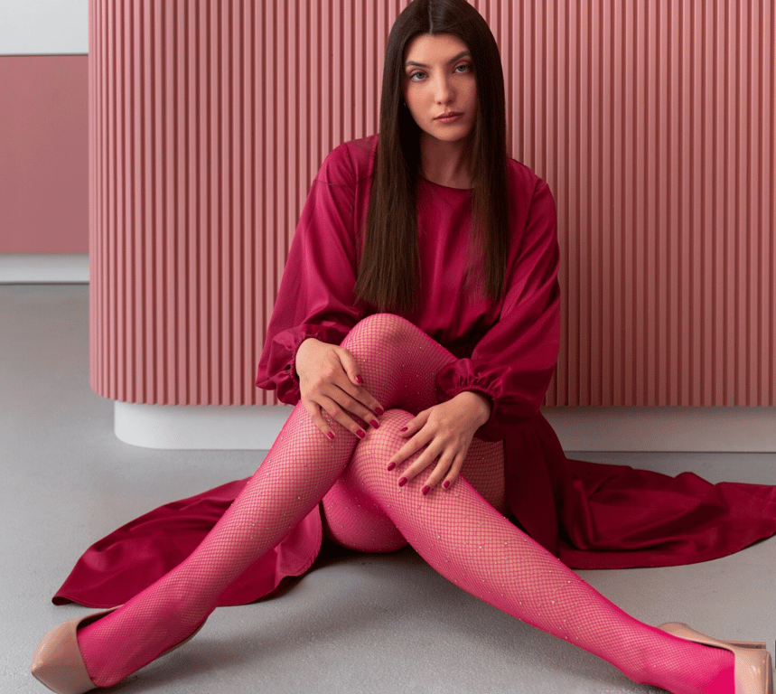 Колготки в тон до сукні мають стильний вигляд