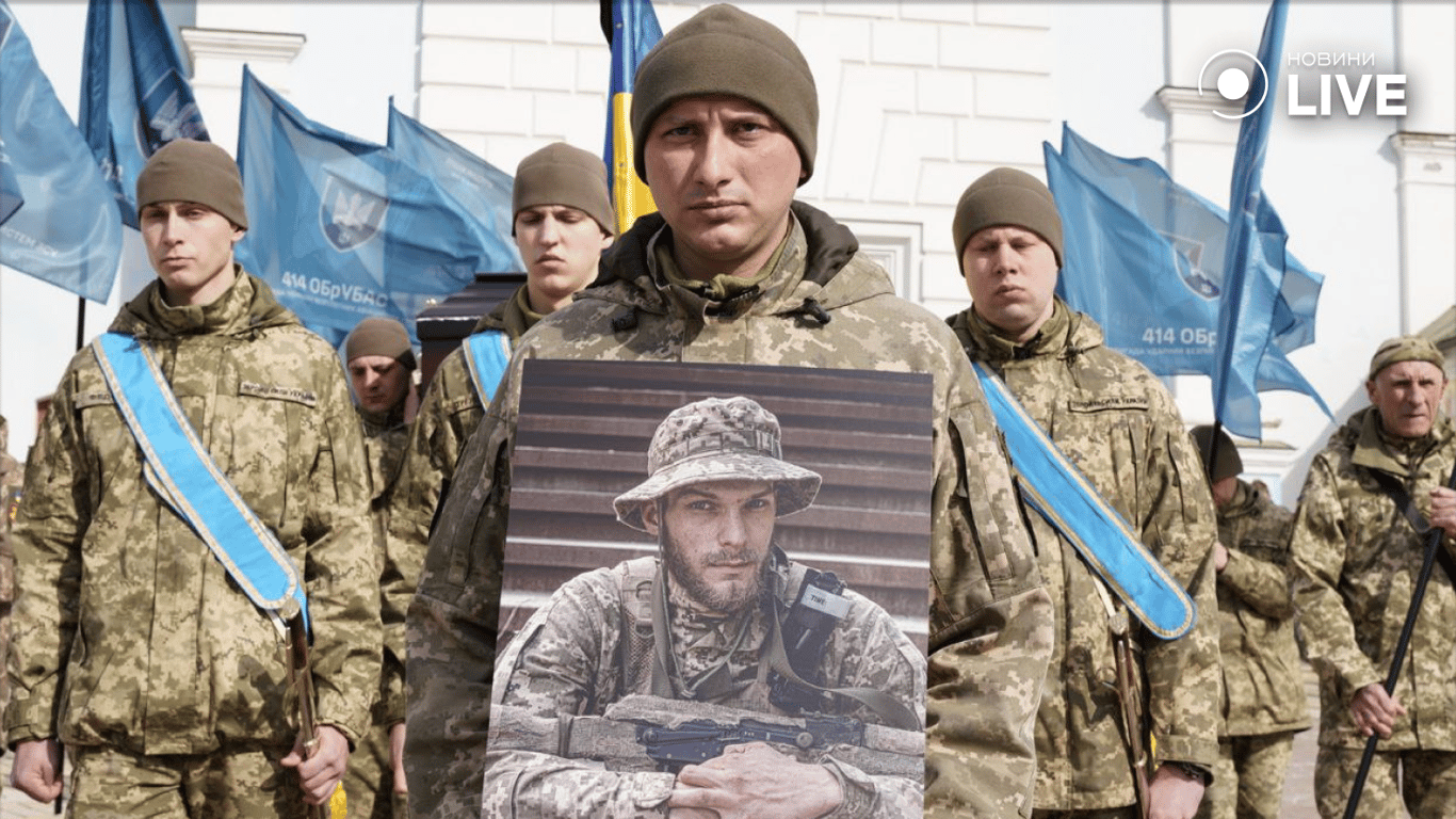 Військовий тримає в руках портрет полеглого Ратушного