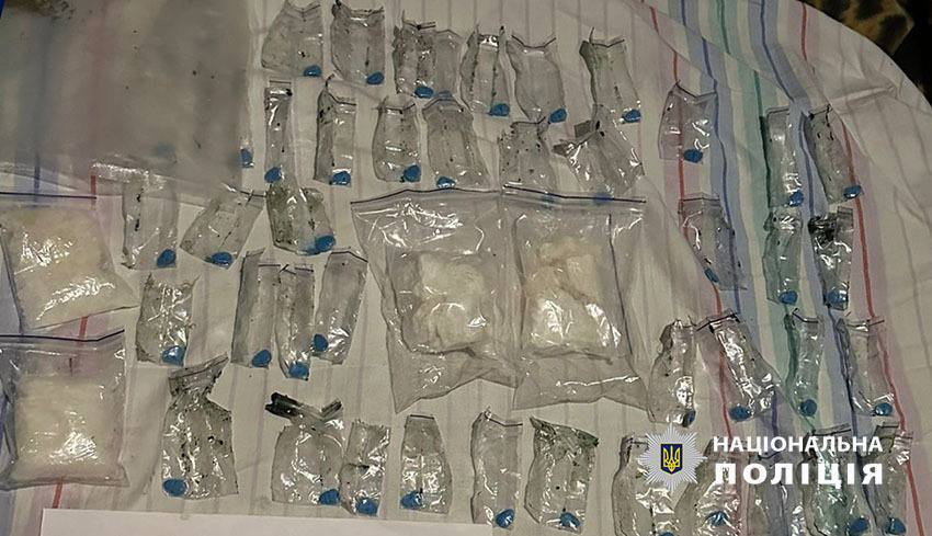 У Києві затримали наркоділків, які маскували товар в смаколиках - фото 2