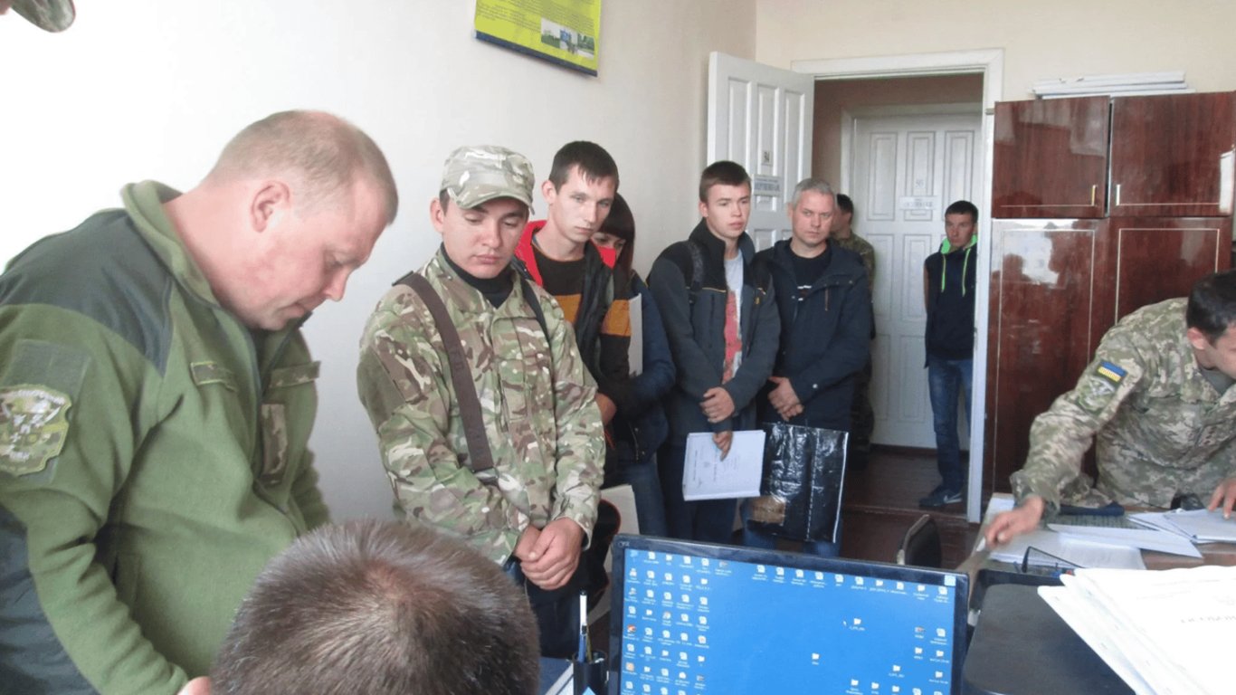 Подростки должны стать на воинский учет: в ТЦК объяснили, кто именно