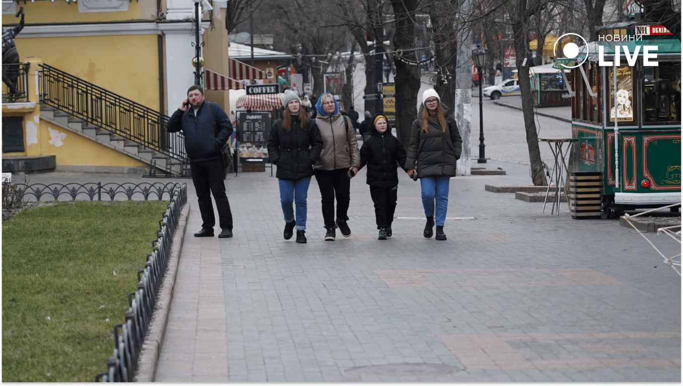 Люди гуляють на Дерибасівській. Фото: Новини.LIVE/ Юлія Браславська 