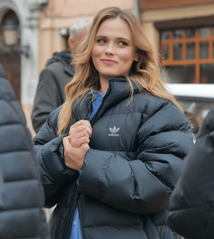 Анна Кошмал в куртку спортивного стилю