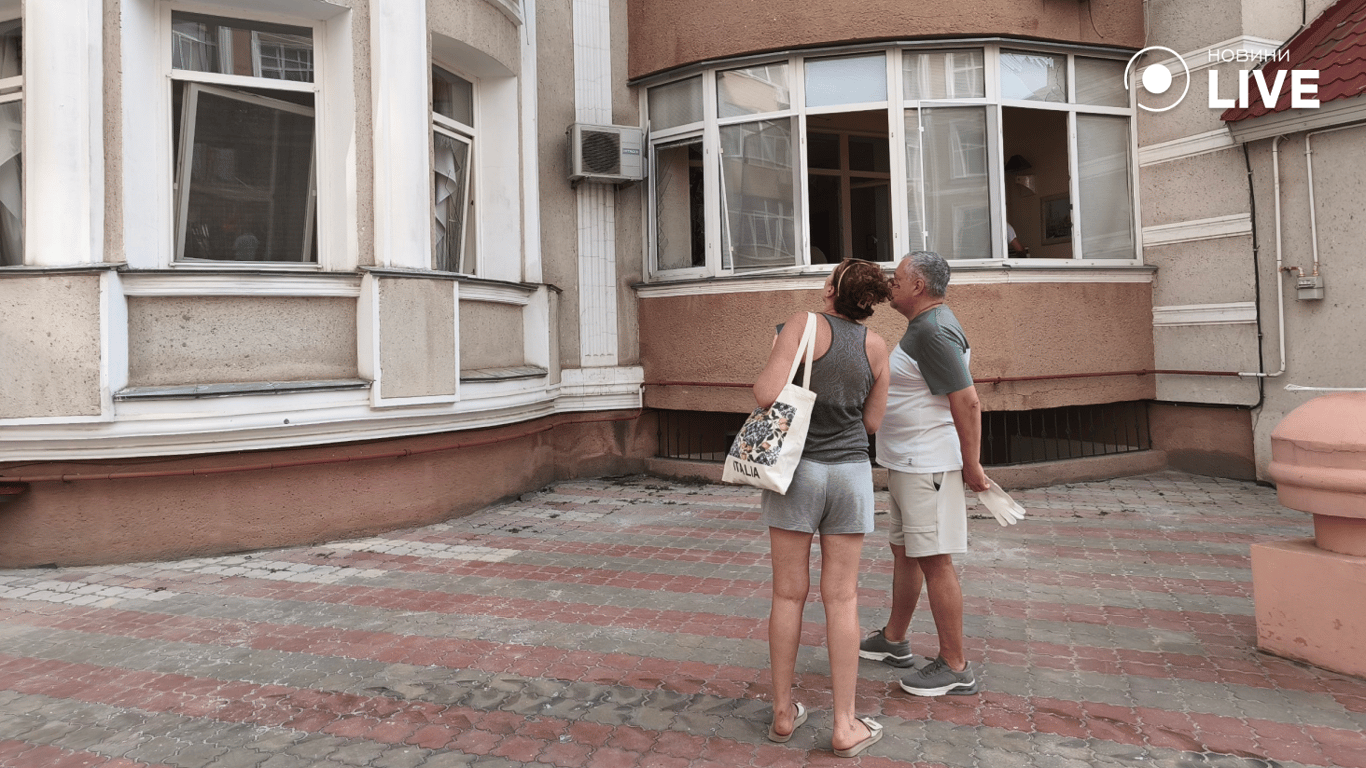 Мешканці оглядають пошкоджений будинок після атаки на Одесу