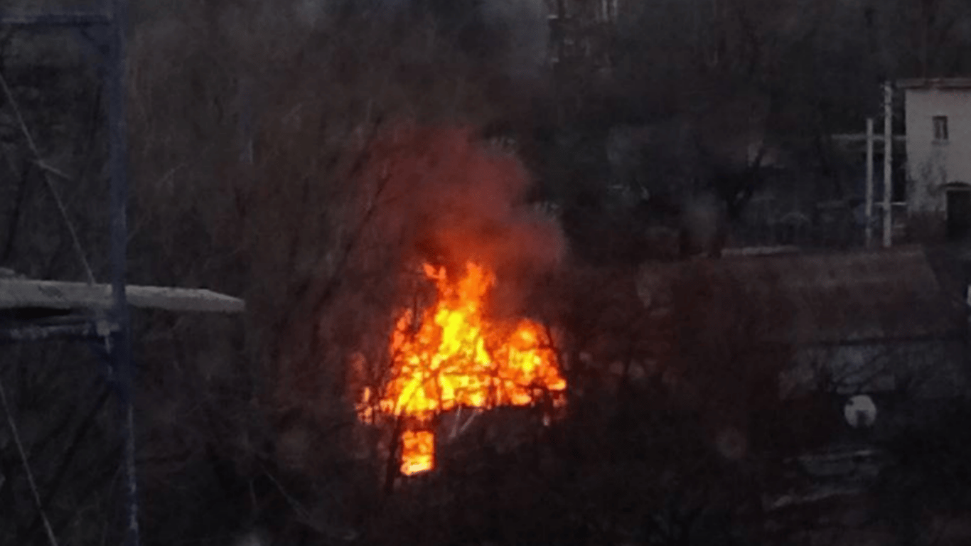 В Маріуполі вирує пожежа — партизани розповіли, що горить