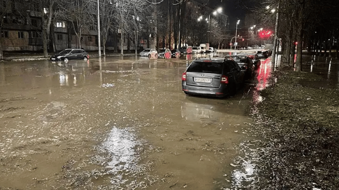Прорыв канализации в Киеве — соцсети "взорвались" мемами