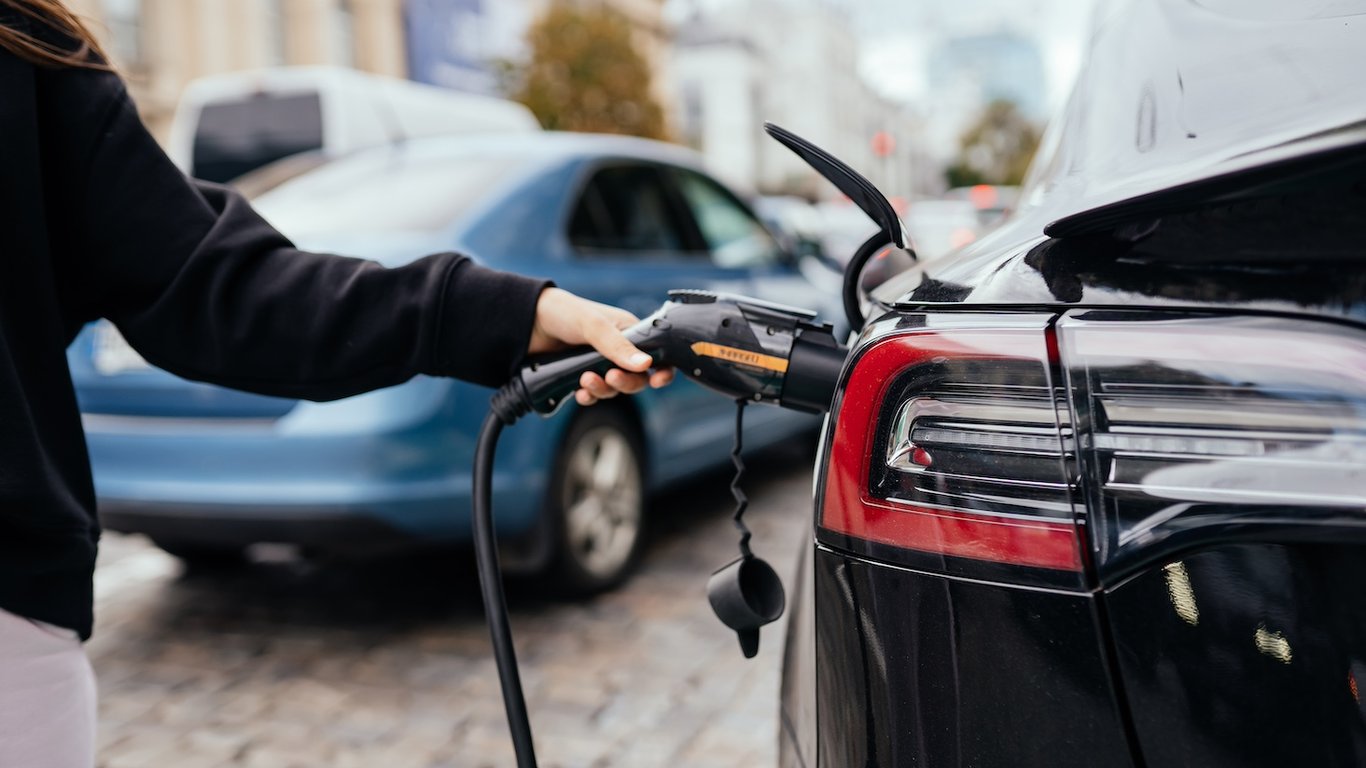 Сколько украинцы заплатили за электромобили в 2025 году