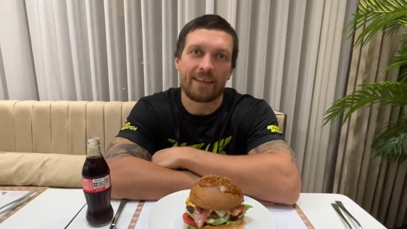 Олександр Усик підписав контракт на бій із Тайсоном Ф'юрі та пообіцяв пообідати суперником