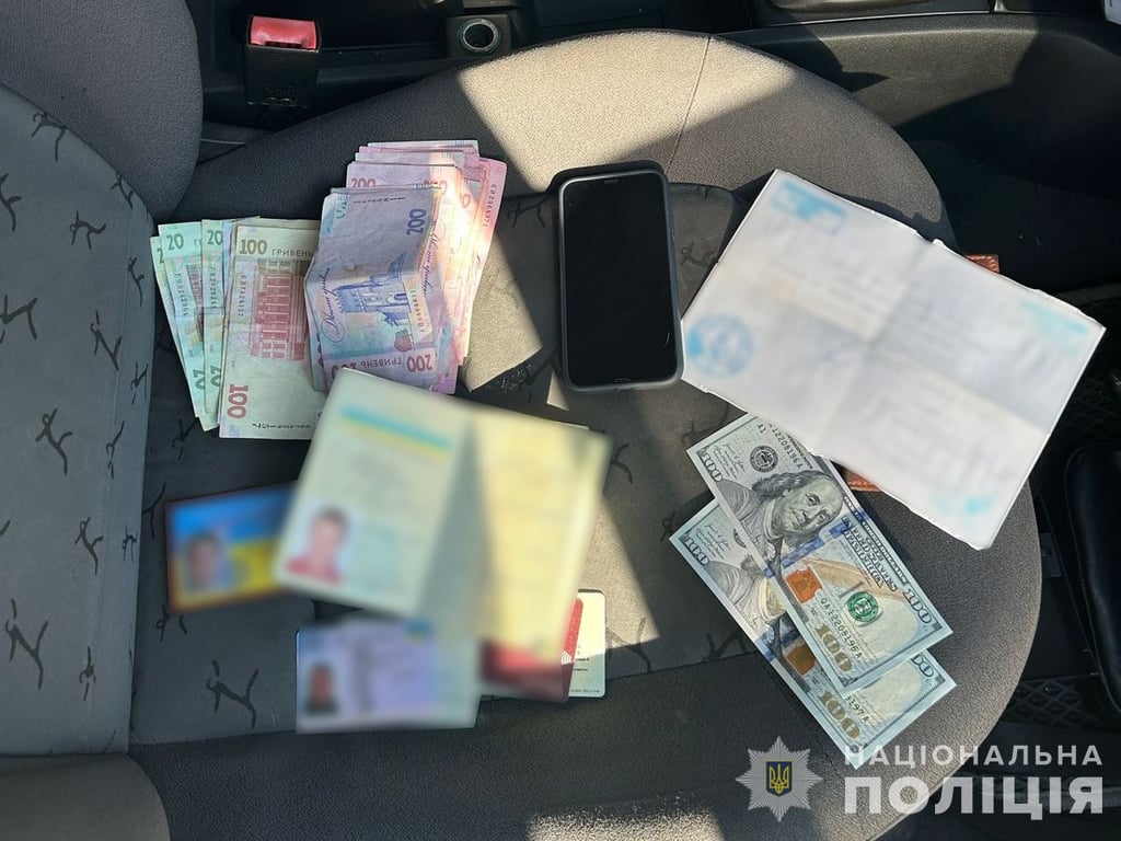 Суми волонтери продавали посвідчення