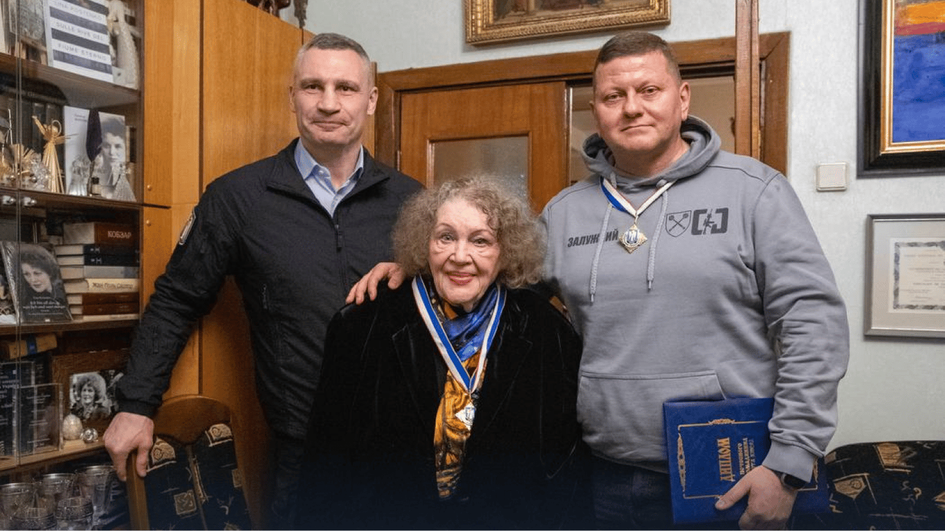 Ліна Костенко і Валерій Залужний отримали почесне звання у столиці