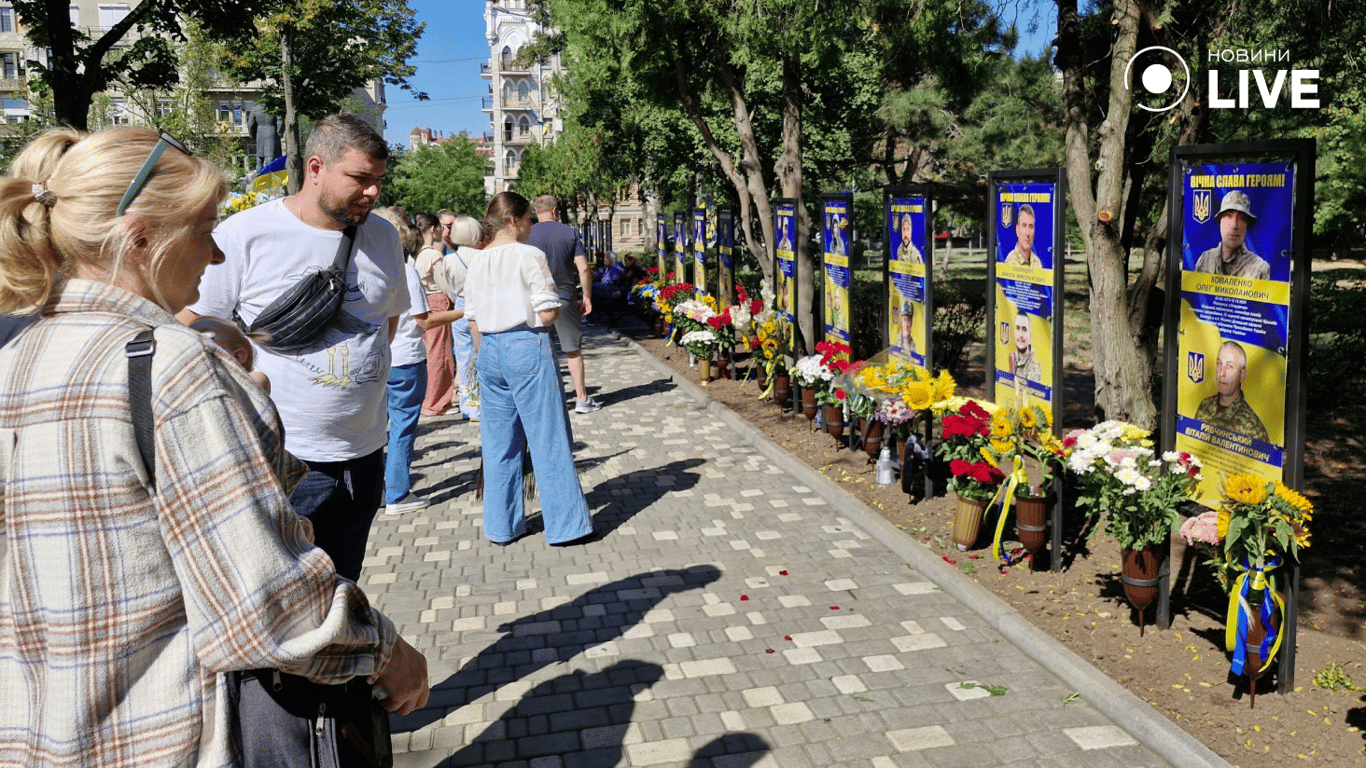Одесити біля стендів Алеї Героїв у парку Шевченка