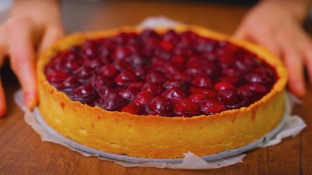 Рецепт нереально смачного пирога з вишнею та заварним кремом - 285x160