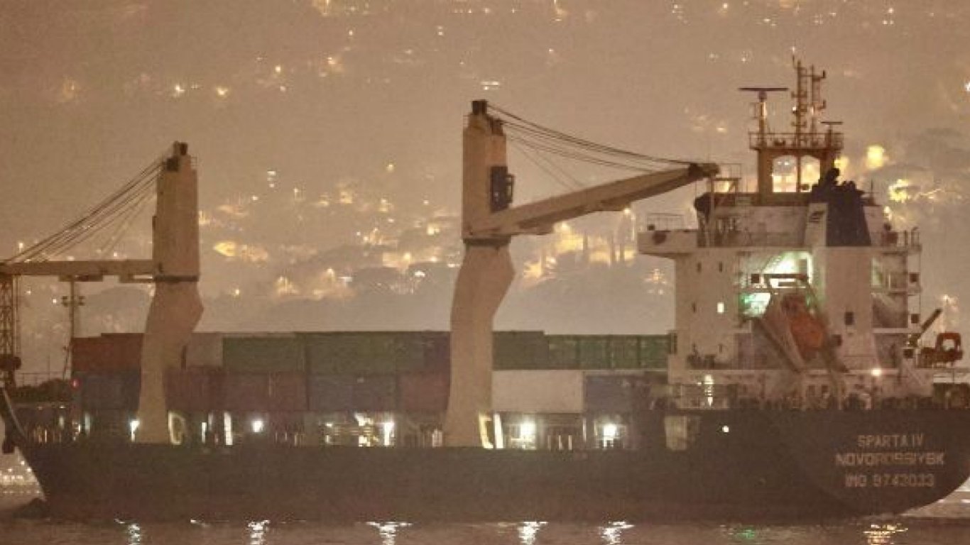Можливо, на борту зброя: російське судно, що перебуває під санкціями, зайшло в Чорне море, — ЗМІ