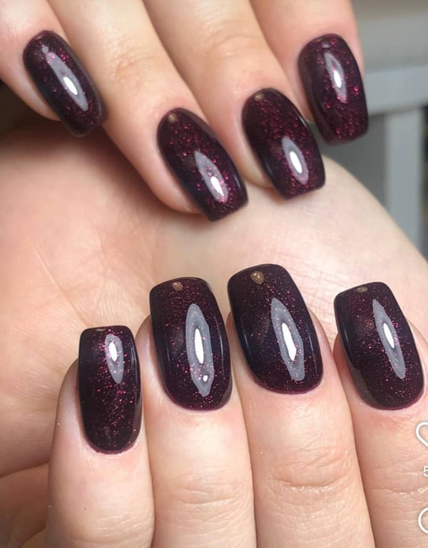 Манікюр зі святковим акцентом