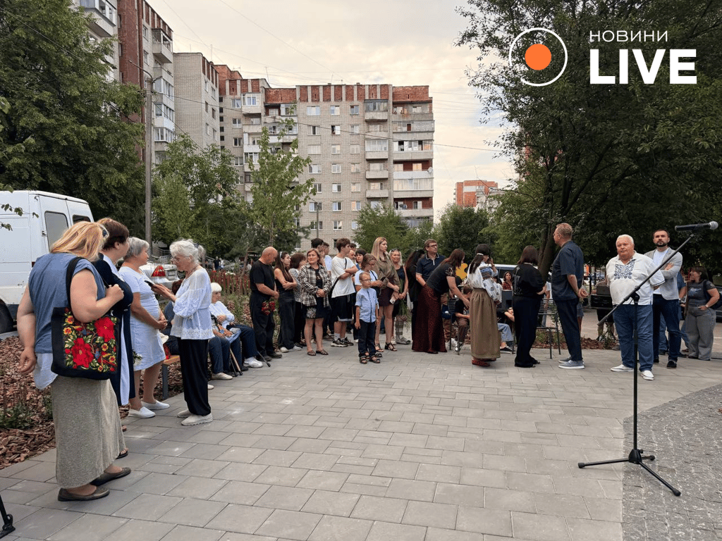 Люди під час відкриття меморіальної стели до другої річниці вбивства Ірини Фаріон
