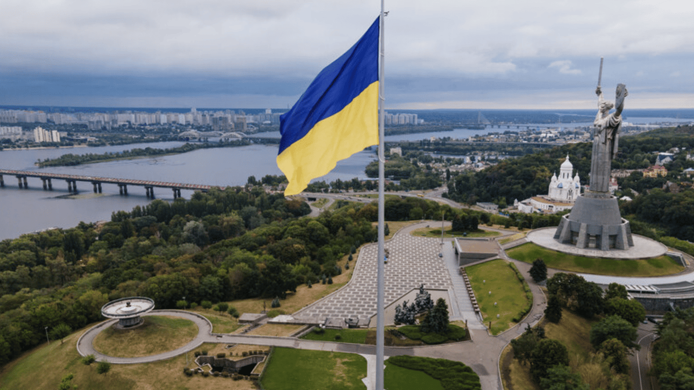 У Києві негода пошкодила найбільший прапор України — його замінять