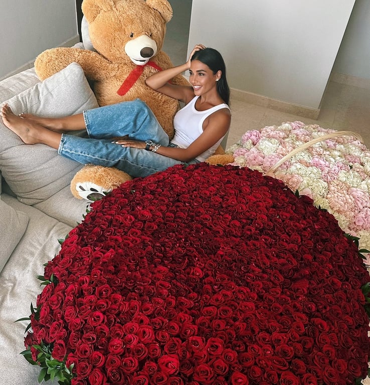 Певица Санта Димополус с розами. Фото: instagram.com/santadimopulos/