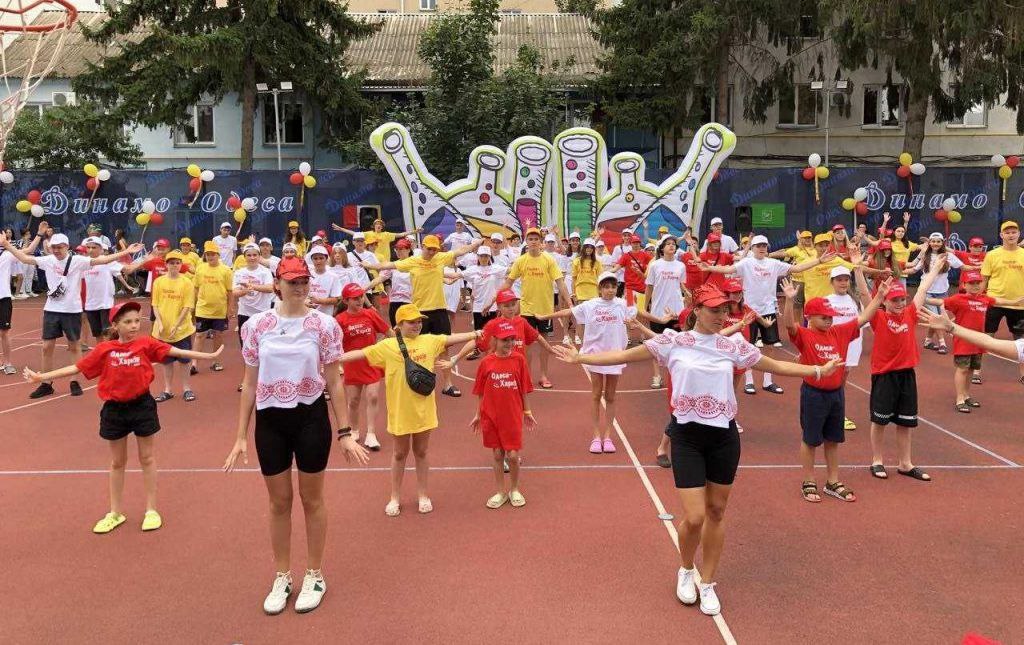 Літні канікули на березі Чорного моря — в Одесі відпочиває третя група юних харків'ян - фото 3