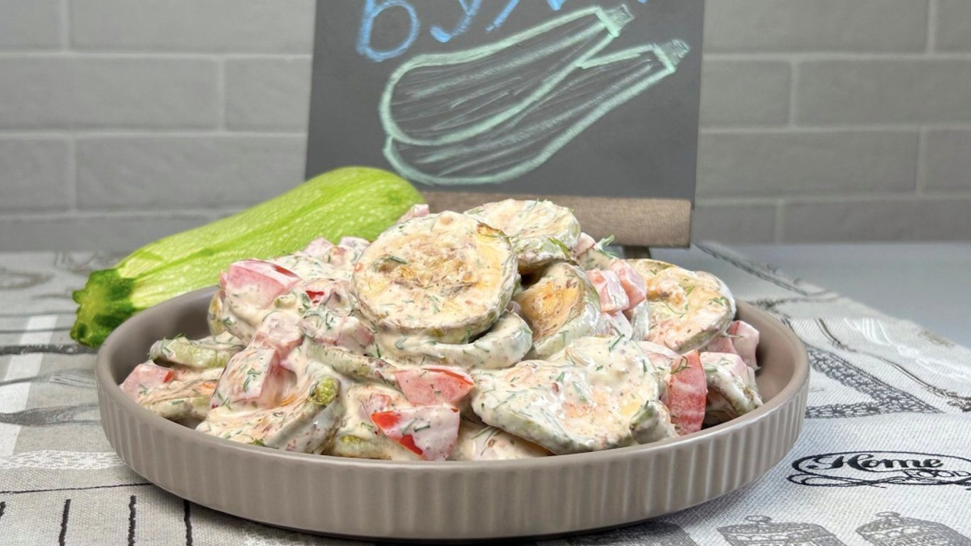 Салат с кабачками и сметаной: рецепт из простых продуктов