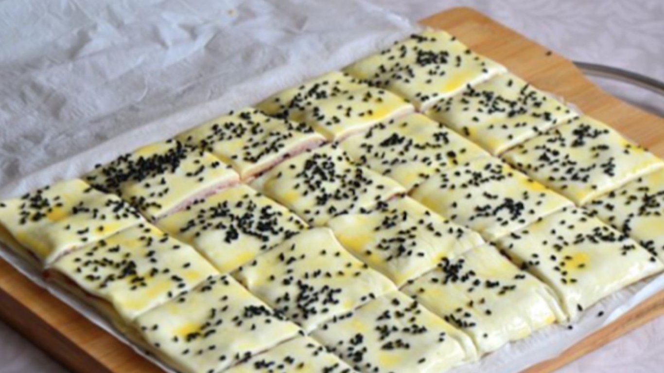 вкусные квадратики с ветчиной и сыром из слоеного теста к завтраку