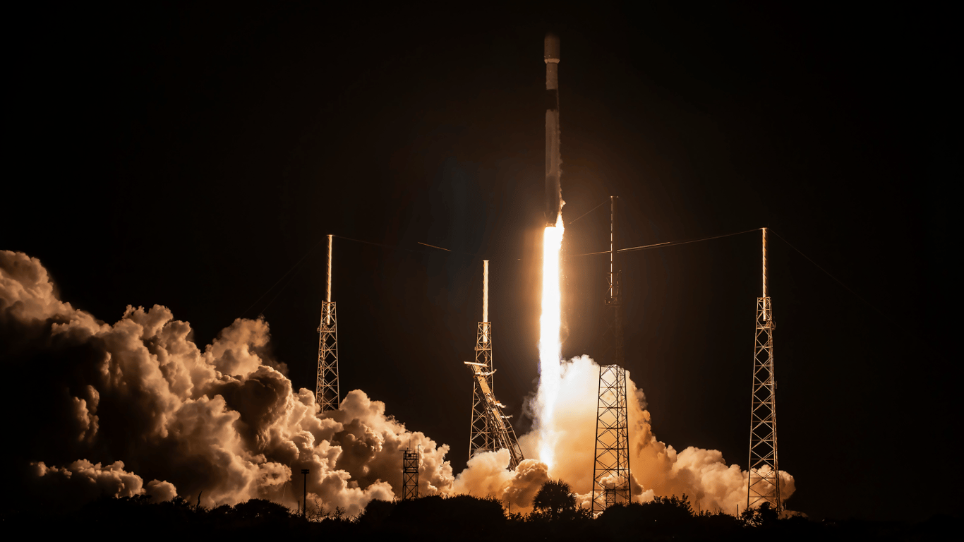 SpaceX запустила первый спутник в августе