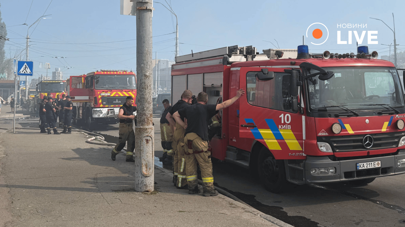 РФ вдарила по книжковому ринку коло "Почайної": понад 2 тим кв. м у вогні - фото 2