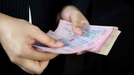 Доплаты к пенсиям от 450 грн — кто из украинцев получит больше летом - 285x160