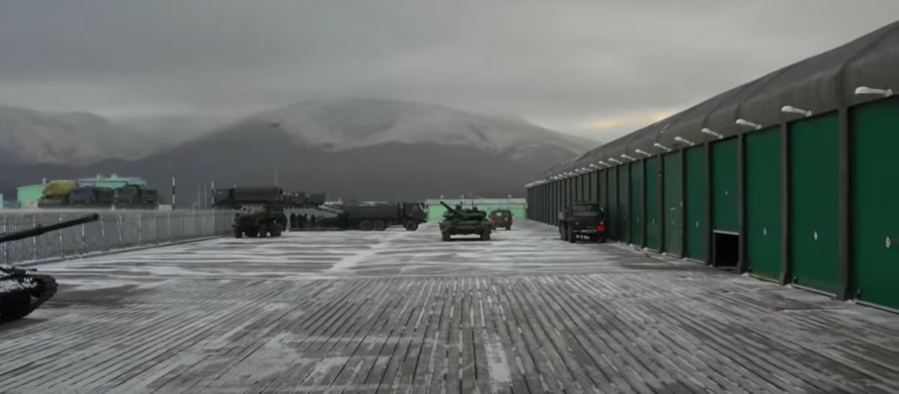 ЗСУ атакувала військову базу в Криму — вибухи ще тривають - фото 1