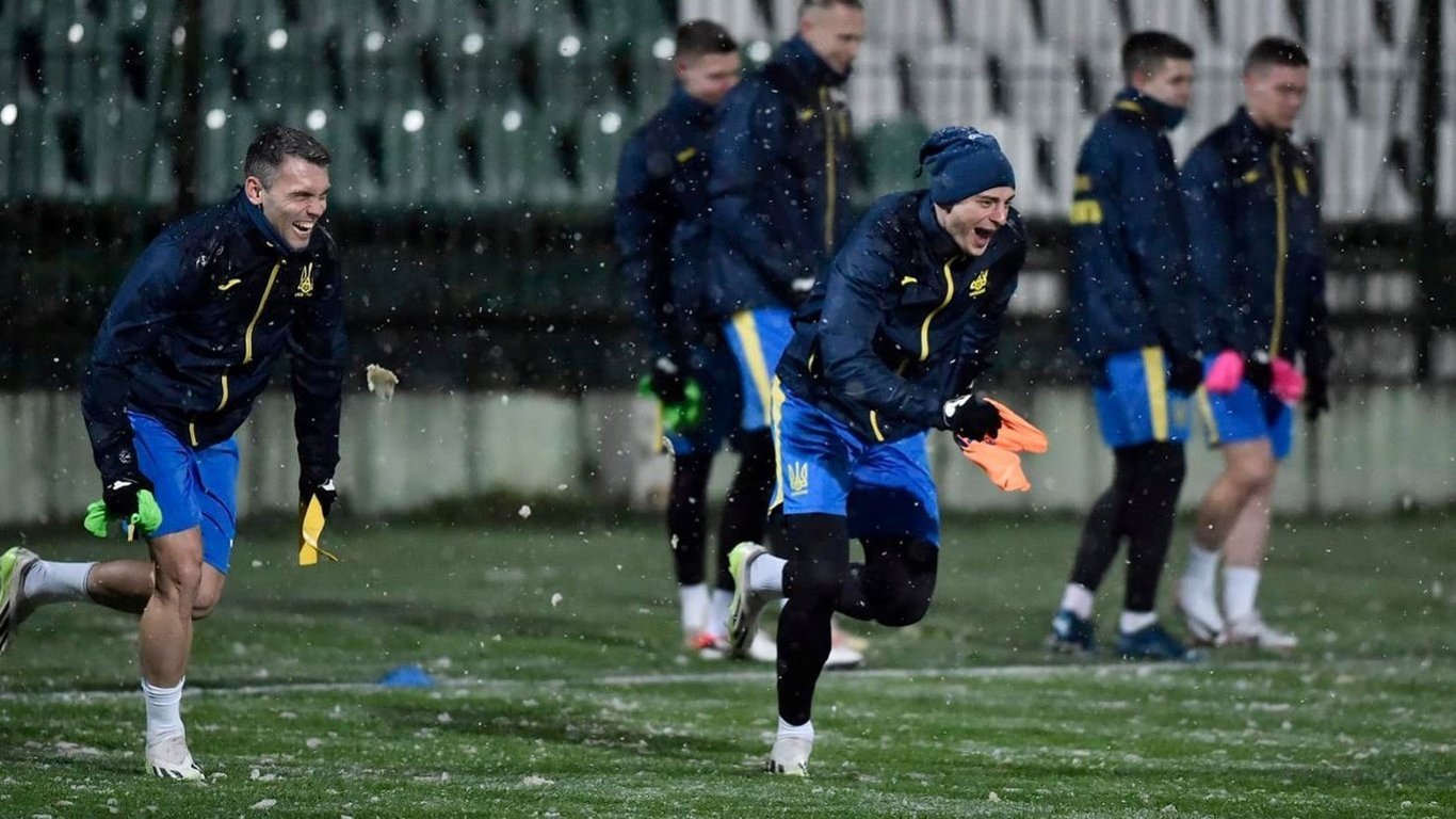 Украина провела первую тренировку под обильным снегом — видео
