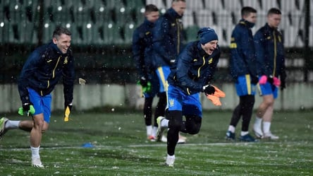 Украина провела первую тренировку под обильным снегом — видео - 285x160