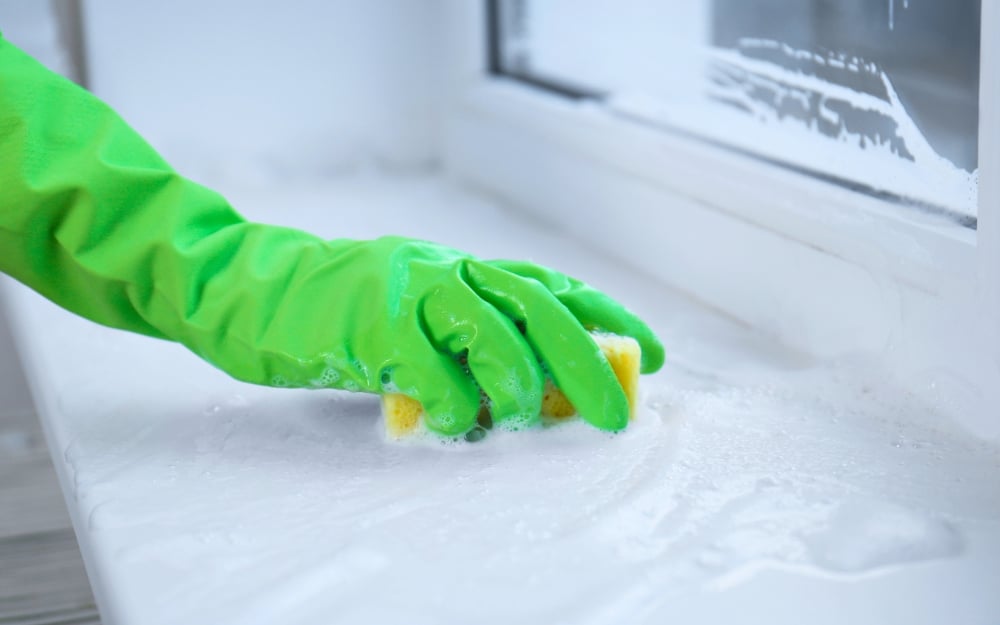 Миття підвіконня.