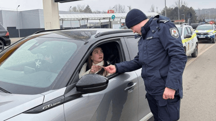 На кордоні Одещини з Румунією перевіряють техогляд автомобілів - 285x160