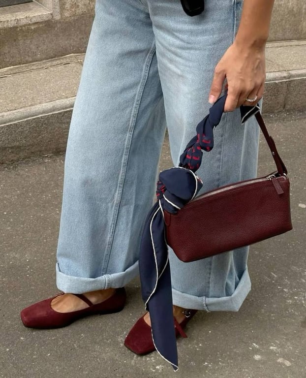 The scarf can be worn on a bag