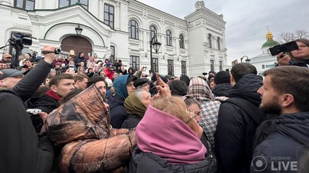 На території Лаври штовханина і сутички: УПЦ МП блокує вхід до храму - 285x160