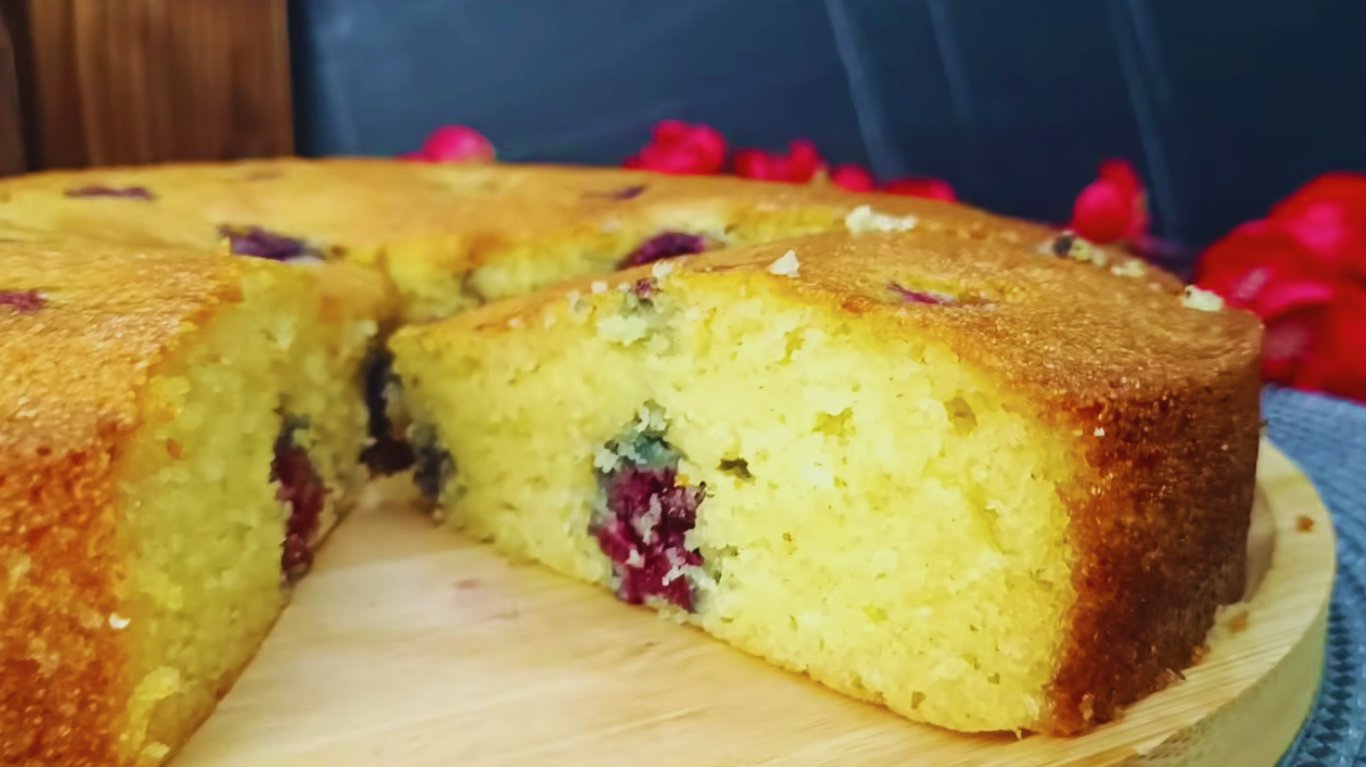 смачний пиріг з манкою та вишнями