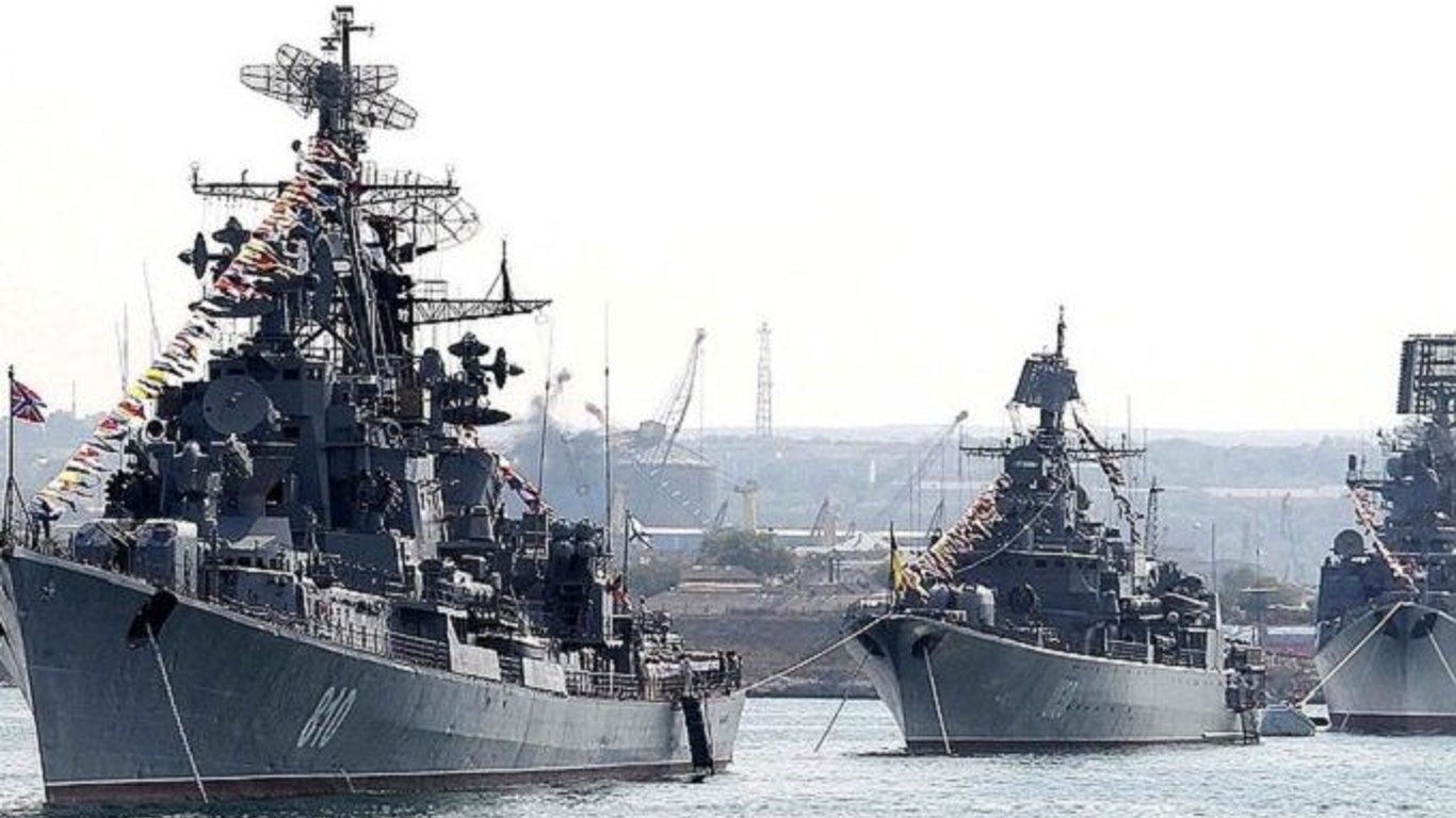 Російські кораблі маневрують якомога далі від Криму, — Братчук про стан ЧФ РФ