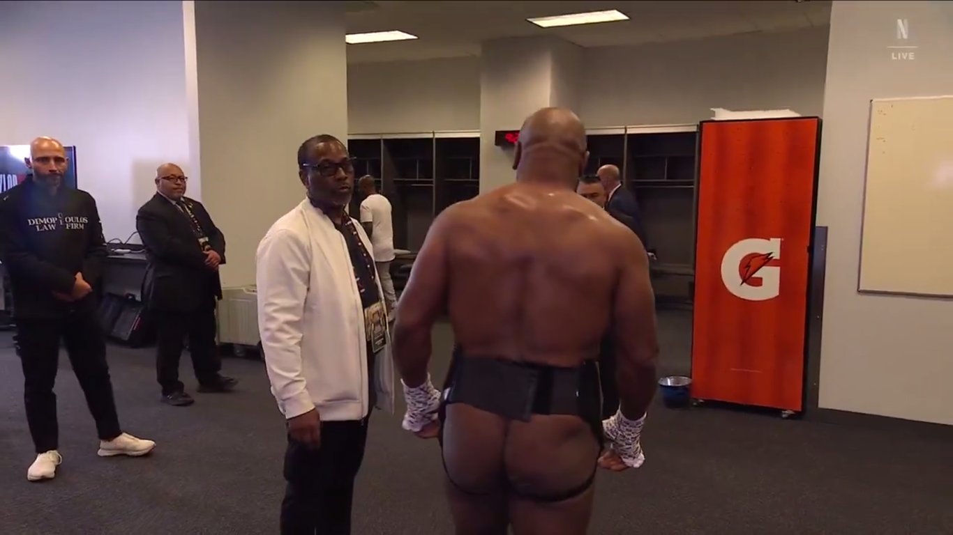 Голі сідниці Майка Тайсона