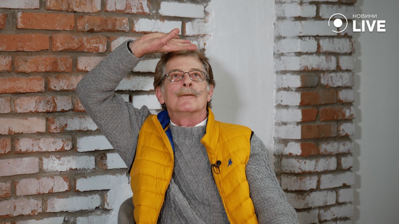 Борис Барський імпровізує під час інтерв'ю