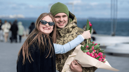 Прикордонники дарували квіти одеситкам на узбережжі Чорного моря - 285x160