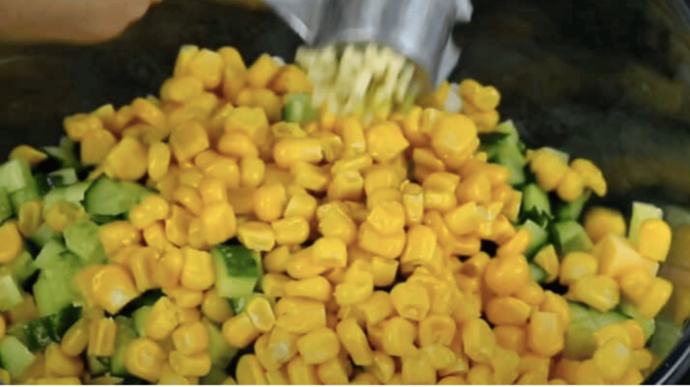 салат з кукурудзою та куркою