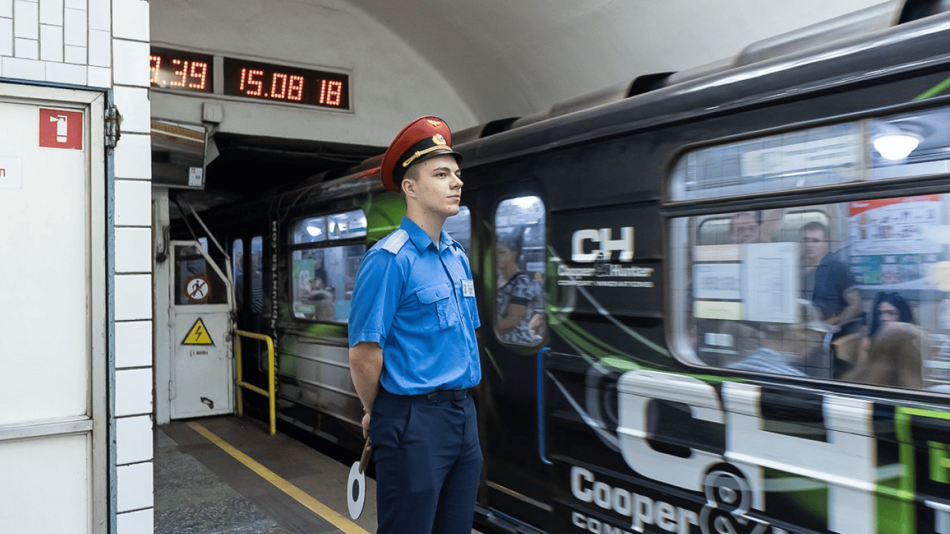 Киевлянам придется дольше ждать метро из-за мобилизации