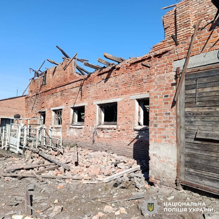 Зруйнований дах цегляної господарської будівлі на Харківщині