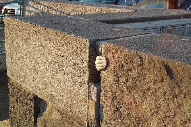 Dłoń w murze. Фото: wroclaw.se.pl