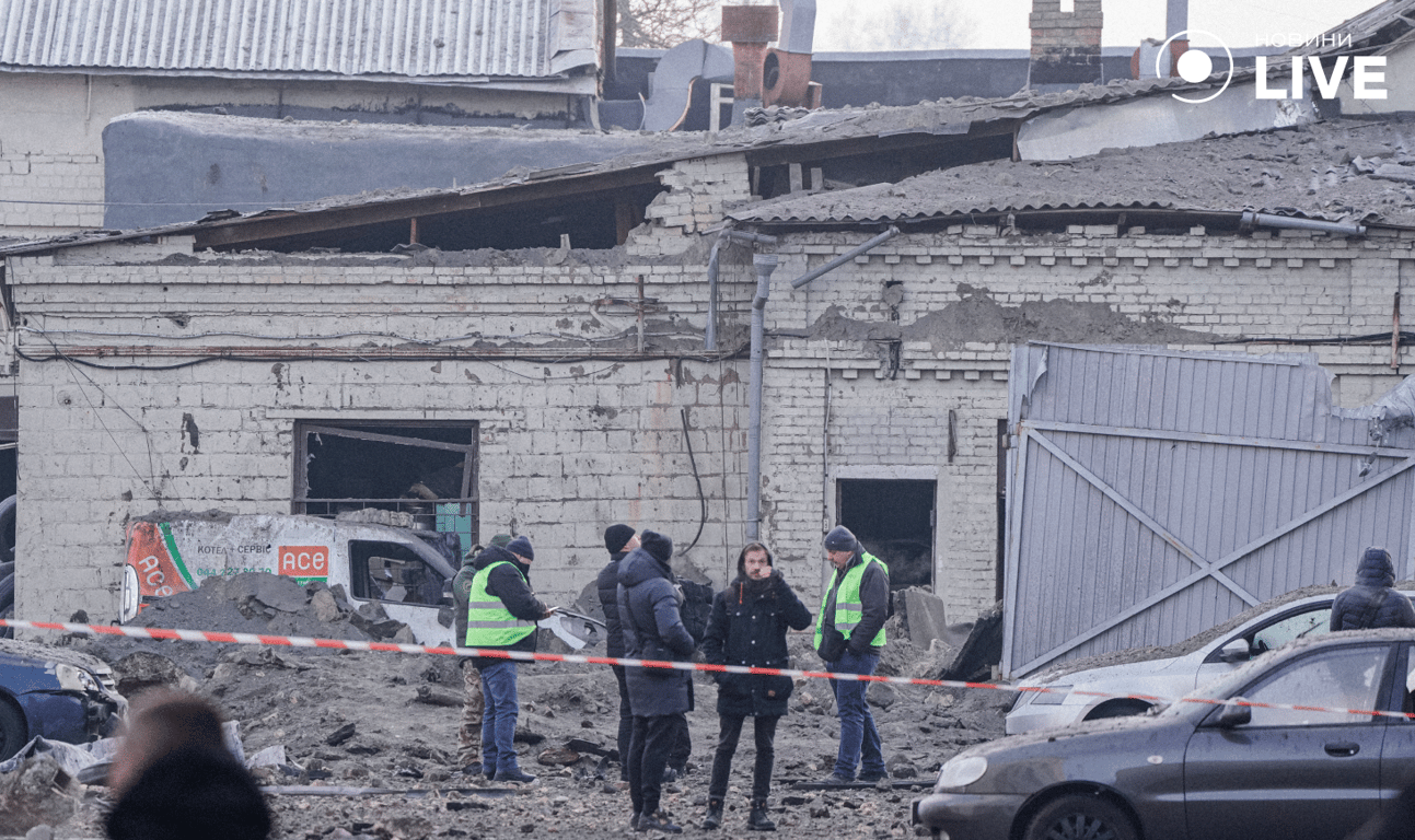 Київ після ракетного удару РФ: фото руйнувань та роботи екстрених служб